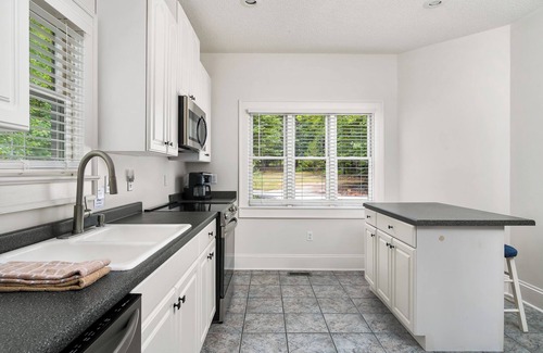 Six Mile House | Lakefront Retreat 15 minutes from Clemson