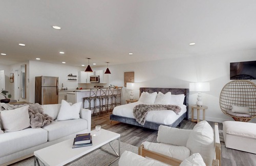 Dundee Apartment | Lakefront retreat at out stylish studio apartments!