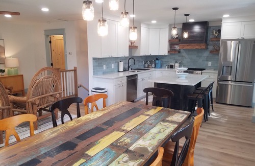 Hiawassee House | Lakefront Retreat on Chatuge – 2 Min to Town w/Mother-in-Law Suite- sleeps 10
