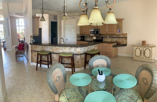 Broadmoor Villa | Lakefront Retreat, full refund*, heated pool, sleeps 6
