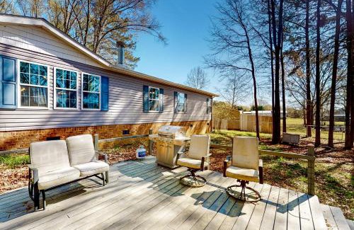 Saluda House | Lakefront Retreat