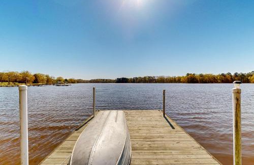 Saluda House | Lakefront Retreat