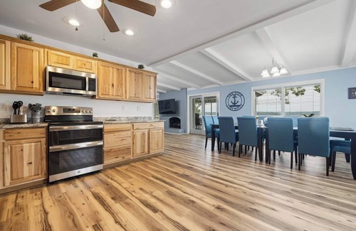 Almo House | Lakefront Retreat w/Pvt Dock, Game Room, Hot Tub, Kayaks