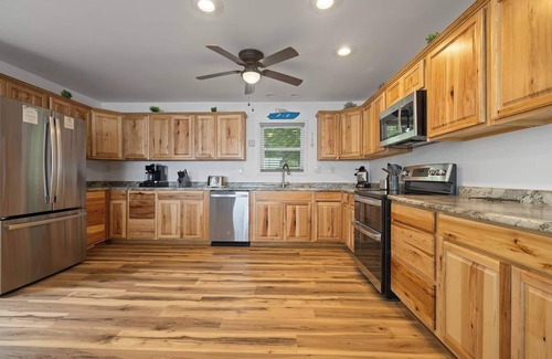Almo House | Lakefront Retreat w/Pvt Dock, Game Room, Hot Tub, Kayaks
