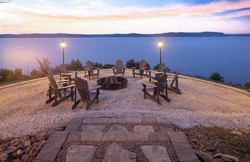 Almo House | Lakefront Retreat w/Pvt Dock, Game Room, Hot Tub, Kayaks