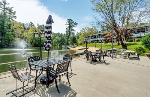 Flat Rock Condo | Lakefront retreat with pool, tennis, firepit, canoes & picnic areas - dogs OK