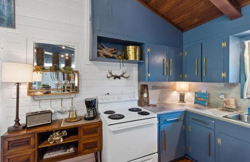 Shreveport House | Lakefront, Screened Porch, Emerald Cove