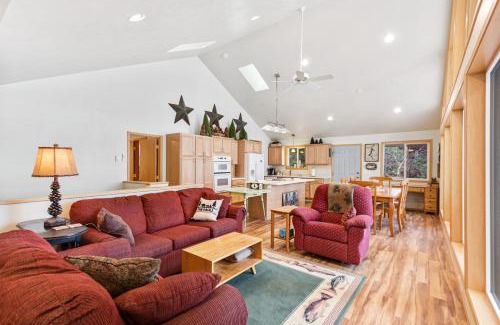 Worley House | Lakefront Seclusion