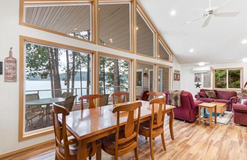 Worley House | Lakefront Seclusion