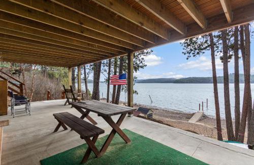 Worley House | Lakefront Seclusion