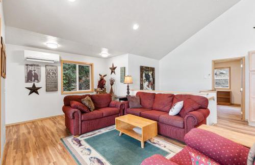 Worley House | Lakefront Seclusion