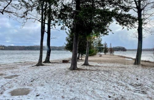 Traverse City House | Lakefront Serenade