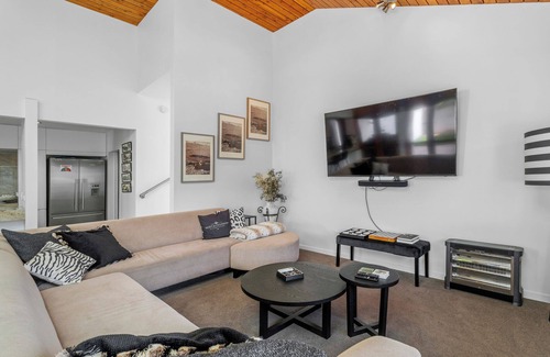 Kelvin Heights House | Lakefront Serenity - Queenstown Holiday Home