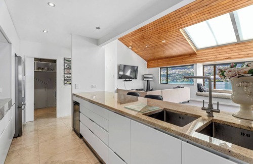 Kelvin Heights House | Lakefront Serenity - Queenstown Holiday Home