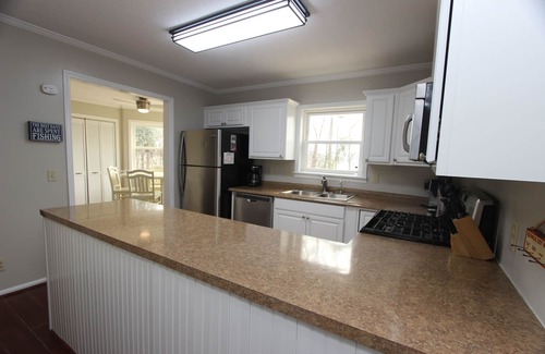 Eatonton Cabin | Lakefront Sinclair Daylight Dreamer, Hot Tub