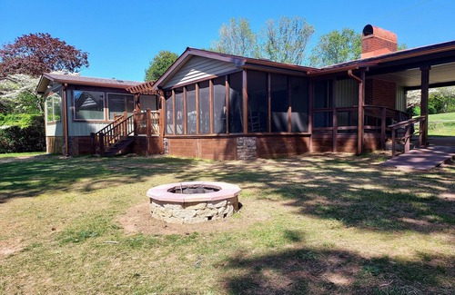 Hiawassee House | LAKEFRONT - "Sitting Rock" on Lake Chatuge - Hiawassee, Georgia