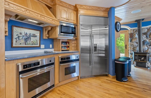 Algoma House | Lakefront! Sleep 28! BB Court, Theater Rm, Arcades