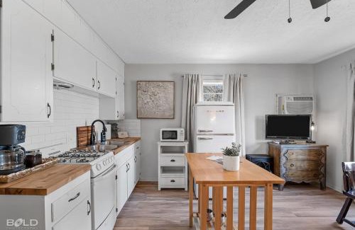 Uncertain House | Lakefront Southern Pearl With Kayaks & Canoes