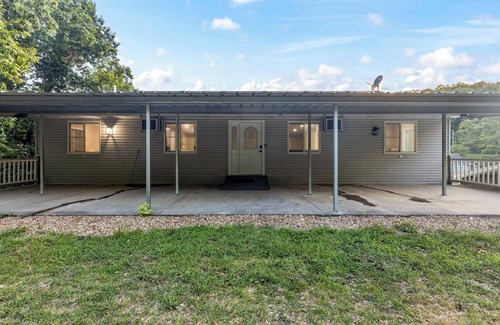 Lake of the Ozarks Apartment | Lakefront Stay-Unit 1+TV+Dining Table