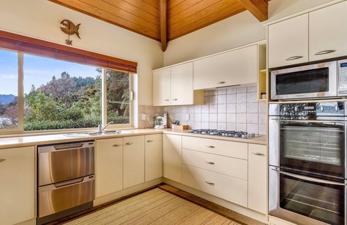 Rototai Cottage | Lakefront Sublime - Lake Rotoiti Holiday Home
