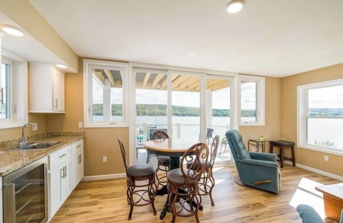 Scottsburg Apartment | Lakefront Sunrise Suite 2