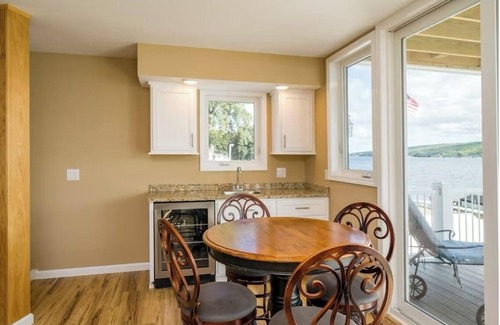 Scottsburg Apartment | Lakefront Sunrise Suite 2
