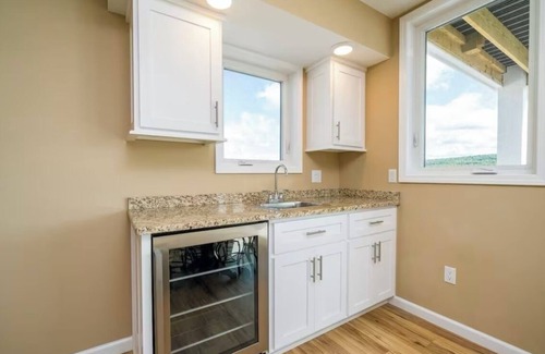Scottsburg Apartment | Lakefront Sunrise Suite 2