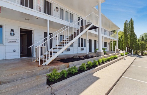 Petoskey Condo | Lakefront Sunset View Double Queen Suite