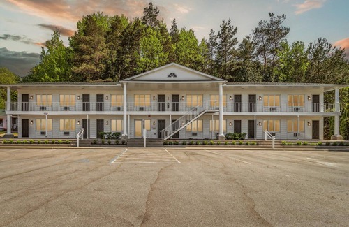 Petoskey Condo | Lakefront Sunset View Double Queen Suite