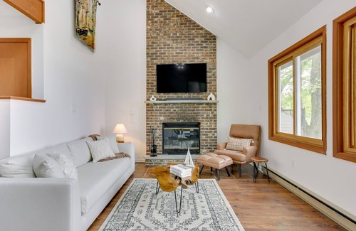 Tobyhanna Cottage | Lakefront Tobyhanna Cottage w/ Private Hot Tub!