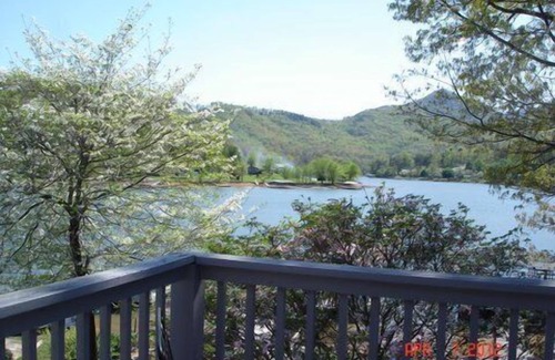 Nantahala Bay House | LAKEFRONT TOWN HOME IN DOWNTOWN HIAWASSEE