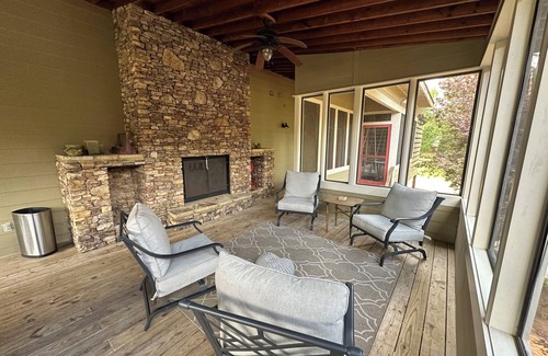 Guntersville House | Lakefront Treehouse on Lake Guntersville w private dock access