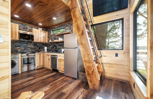 Mid America Cabin | Lakefront Treehouse, private island on Lake Hamilton with hot tub & boat dock!