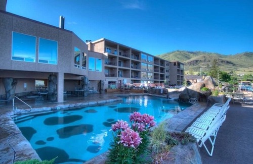 Chelan Condo | Lakefront Two Bedroom, Two Bath Grandview on the Lake Condo