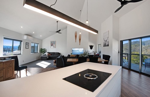 East Jindabyne Apartment | Lakefront@tyrolean is a high end apartment that has your holiday plans sorted.
