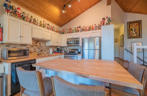 Big Bear Lake House | Lakefront Viking Oasis - Beautiful Viking Estates condo complex on the lake!