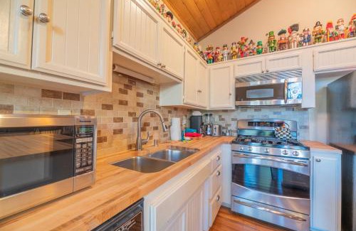 Big Bear Lake House | Lakefront Viking Oasis - Beautiful Viking Estates condo complex on the lake!