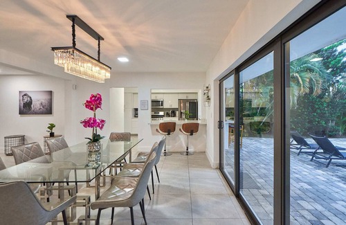 North Miami Beach Villa | Lakefront Villa |Tropical Backyard+Kayak+Cool Deck