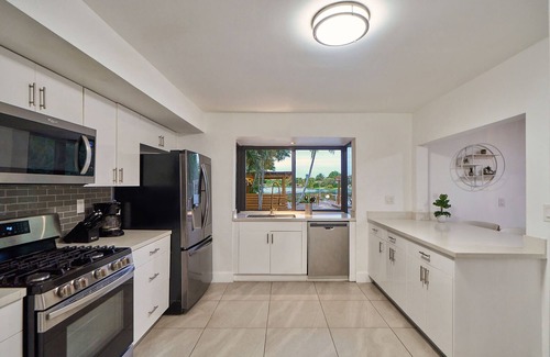 North Miami Beach Villa | Lakefront Villa |Tropical Backyard+Kayak+Cool Deck