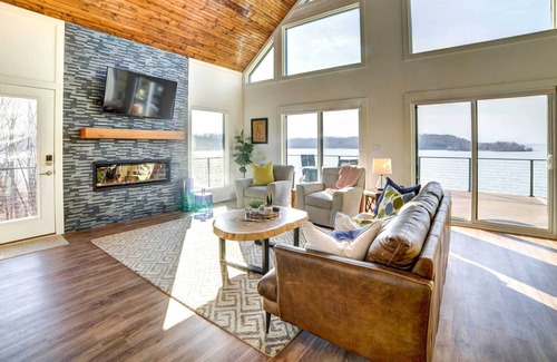 Waverly House | Lakefront Waverly Home: Deck, Fire Pit & Views!