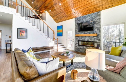 Waverly House | Lakefront Waverly Home: Deck, Fire Pit & Views!