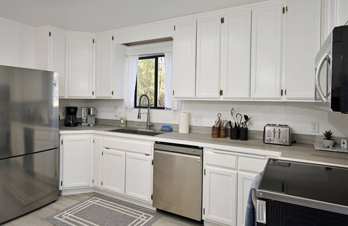 Lakehead-Lakeshore House | Lakehead Bungalow + full RV hookups at Lake Shasta