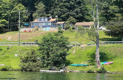 New Fairfield House | Lakehouse Boat Dock, Kayaks, Fire-Pit, Pool Table, Air Hockey, Hammock, King Bed