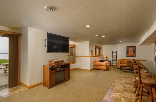 Fremont House | Lakehouse Luxury sleeps 10