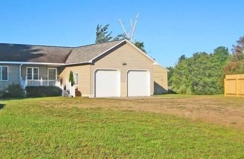 Christmas House | Lakehouse near Pictured Rocks, with Hot Tub, walking distance to Casino & Bars!