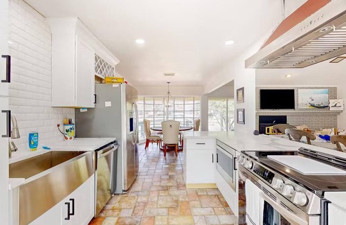 Gun Barrel City House | Lakehouse Retreat to Relax & Unwind, and take in the Best Sunsets on the Lake!