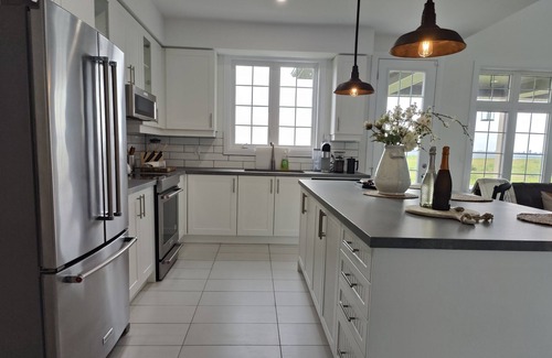 Carrying Place House | Lakehouse retreat on Wellers Bay at the gateway to Prince Edward County