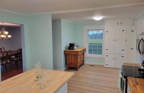 Ripley House | Lakehouse Vineyard on Lake Erie!