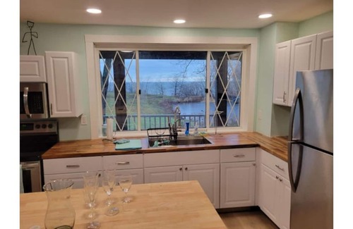 Ripley House | Lakehouse Vineyard on Lake Erie!