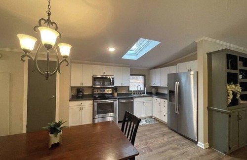 Brookport House | Lakehouse with Hot Tub - Near Shawnee Forest